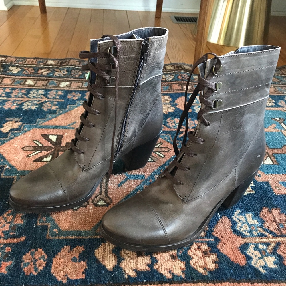 NWT. MOMA. Lace-up booties. Italian made. Brown.